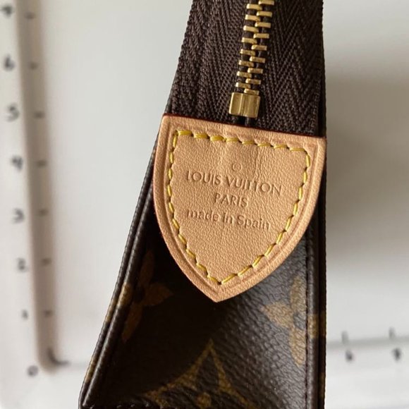 Louis Vuitton Toiletry Pouch 15 - Picture 8 of 11